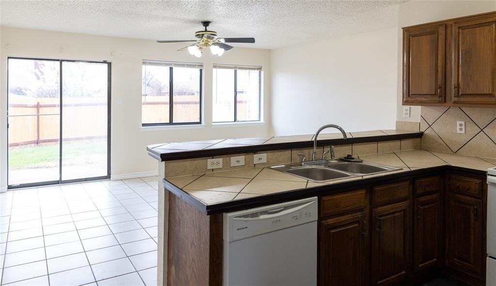 824 Middle Cove Dr - Photo 6 of 14