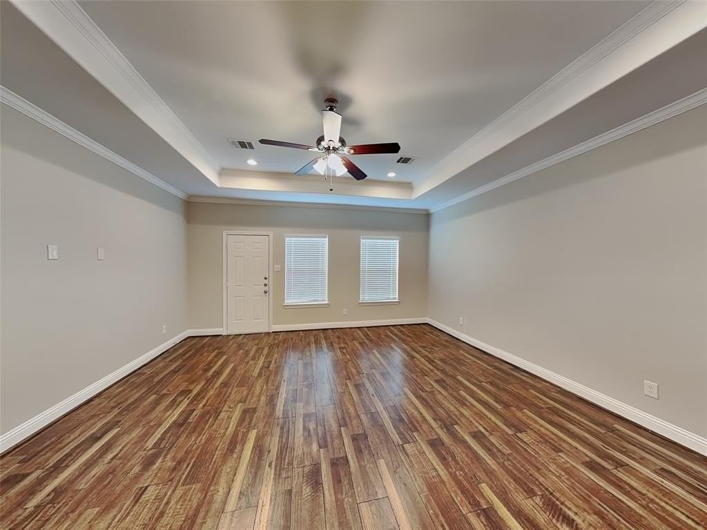 1002 Woodcrest Dr - Photo 2 of 16