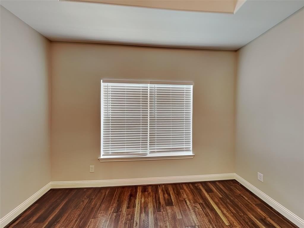 1002 Woodcrest Dr - Photo 3 of 16