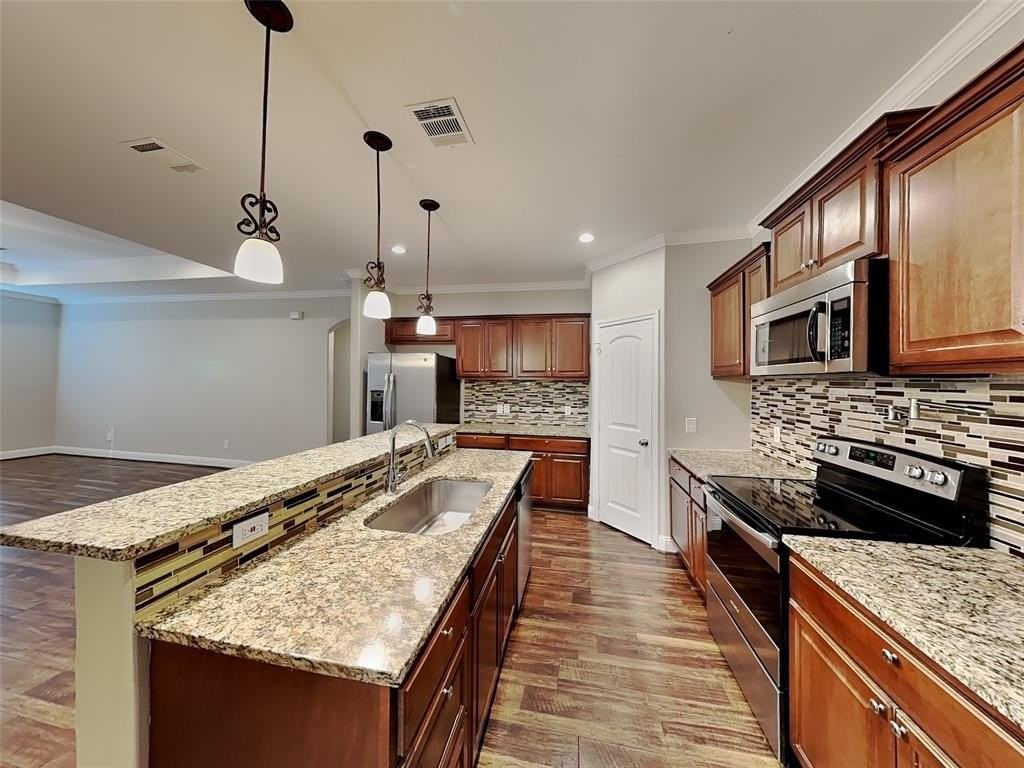 1002 Woodcrest Dr - Photo 4 of 16