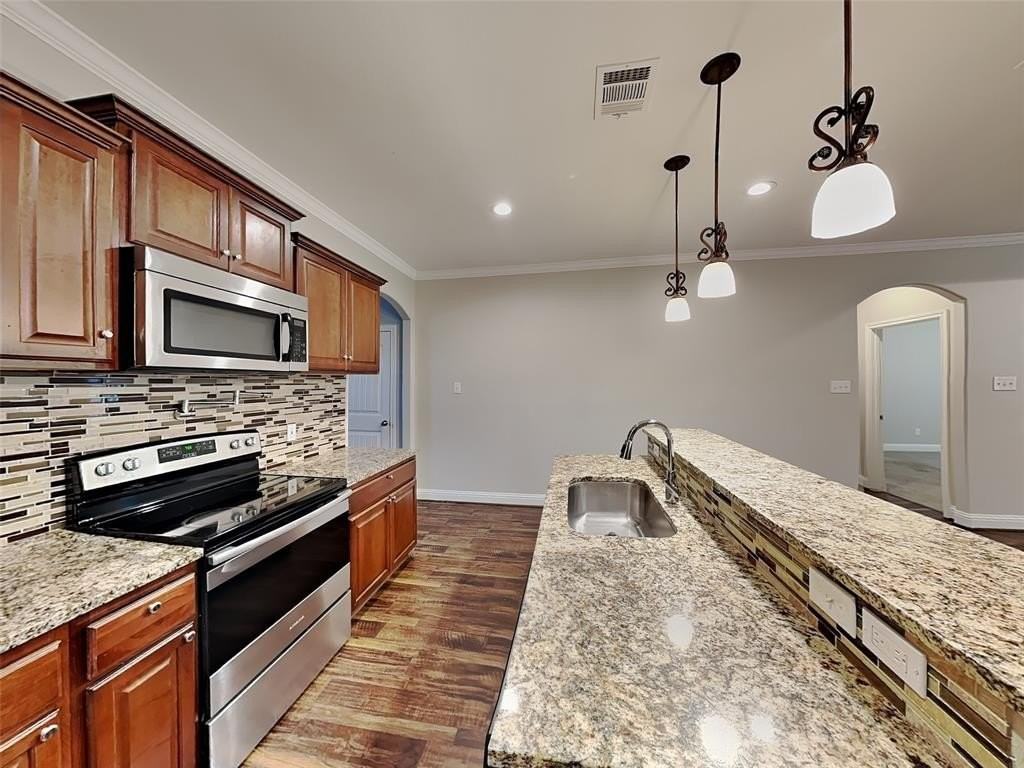 1002 Woodcrest Dr - Photo 5 of 16