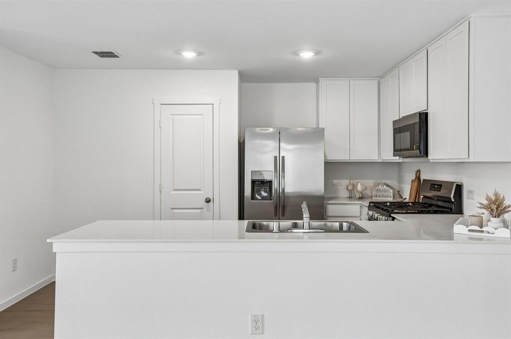 3008 Tooley Dr - Photo 3 of 33