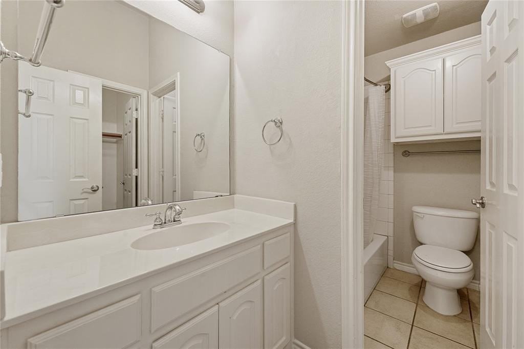 11800 Pondview Ln - Photo 5 of 26