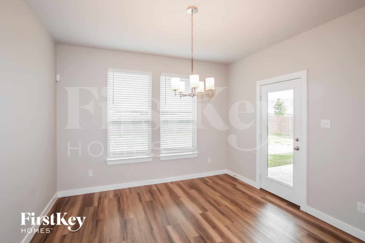 12113 Willet Rd - Photo 4 of 15