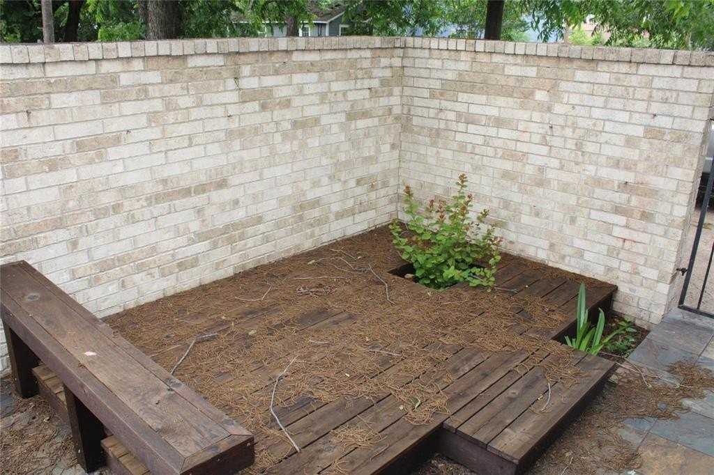 900 N Austin St - Photo 4 of 12