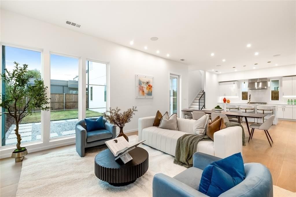 825 Nomas St - Photo 3 of 18