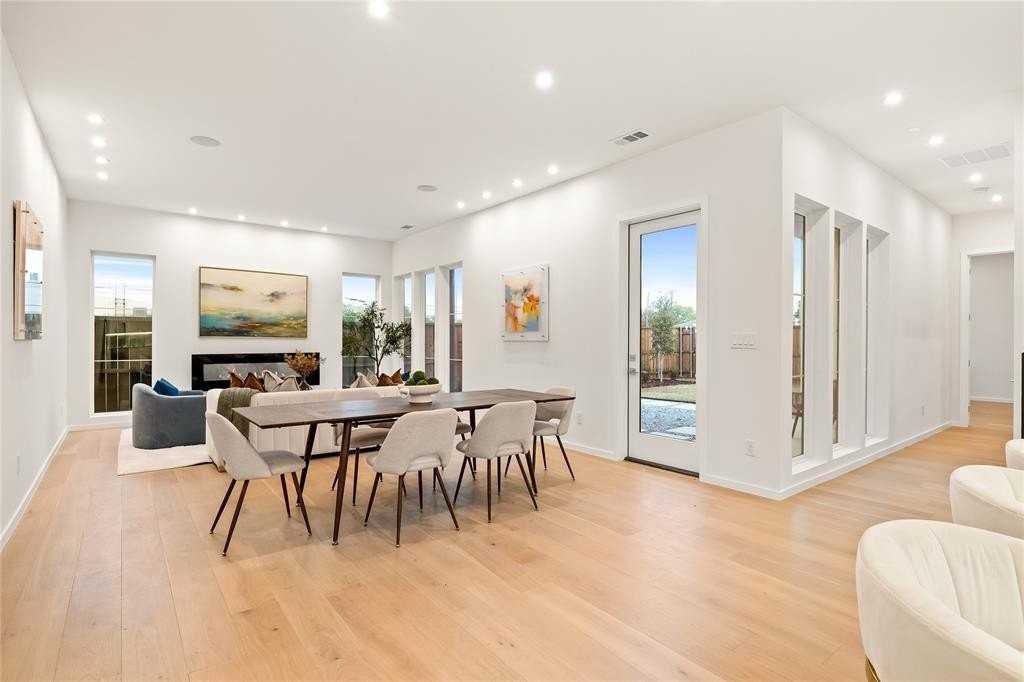 825 Nomas St - Photo 4 of 18