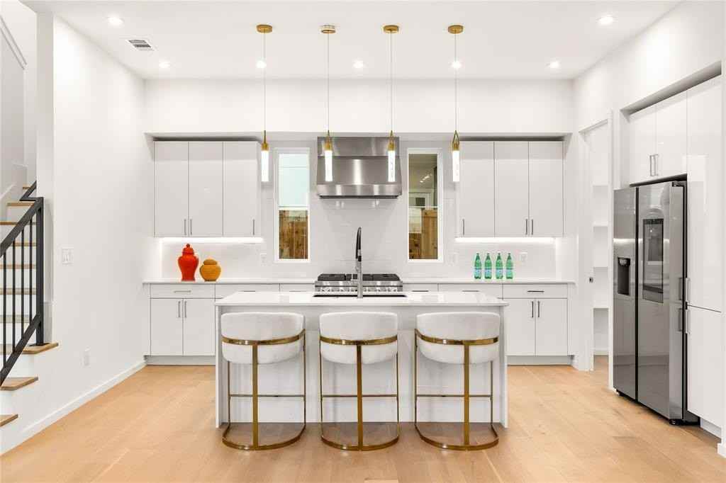 825 Nomas St - Photo 5 of 18