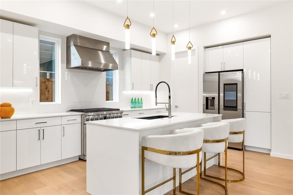 825 Nomas St - Photo 6 of 18