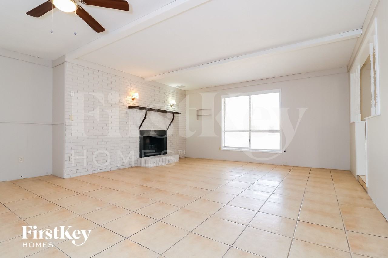 10603 W Seldon Ln - Photo 3 of 15