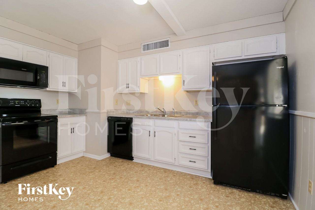 10603 W Seldon Ln - Photo 7 of 15