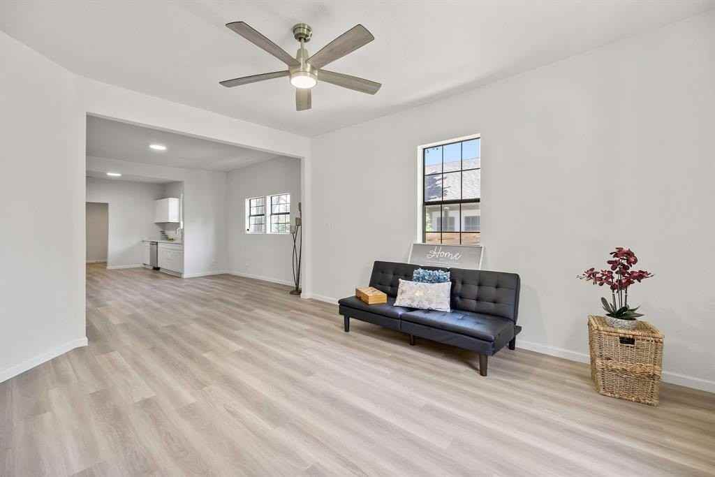 311 S Waverly Dr - Photo 4 of 37