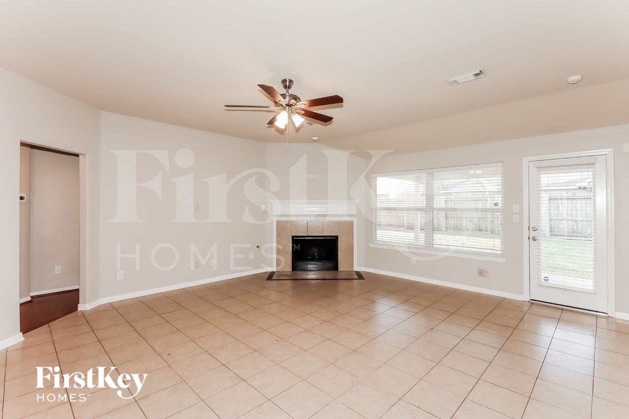 7310 Enchanted Rock Ln - Photo 3 of 15