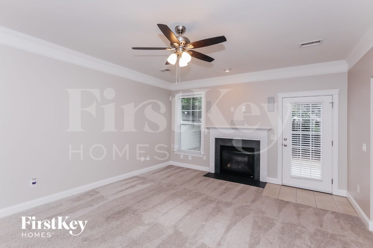 1014 Fleming Ln - Photo 3 of 16