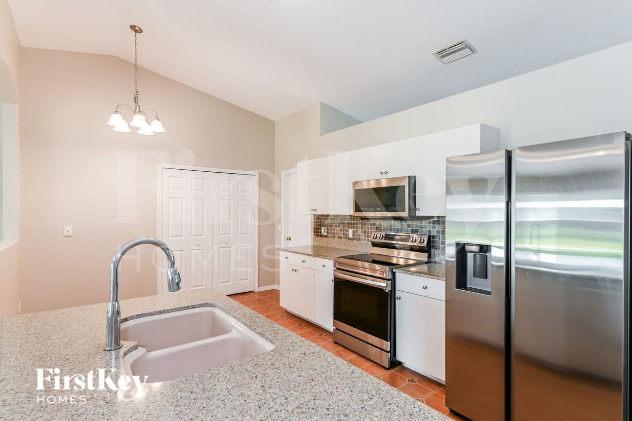 3737 Sw 1st Pl - Photo 5 of 16