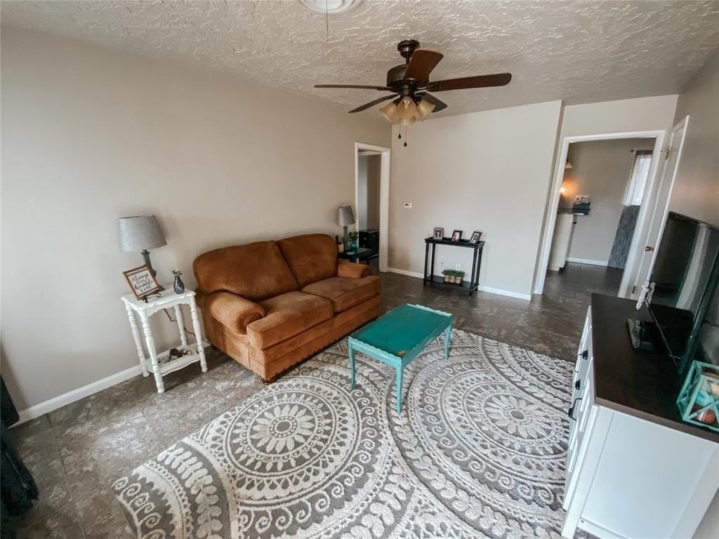 208 Thompson Dr - Photo 2 of 12