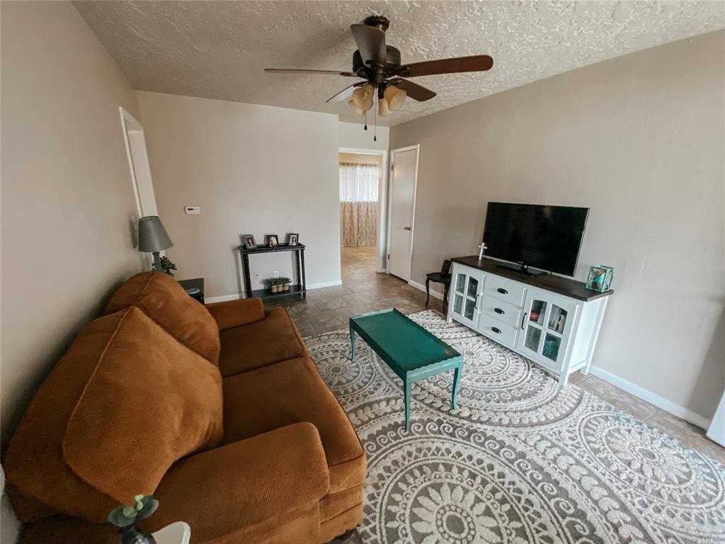 208 Thompson Dr - Photo 3 of 12