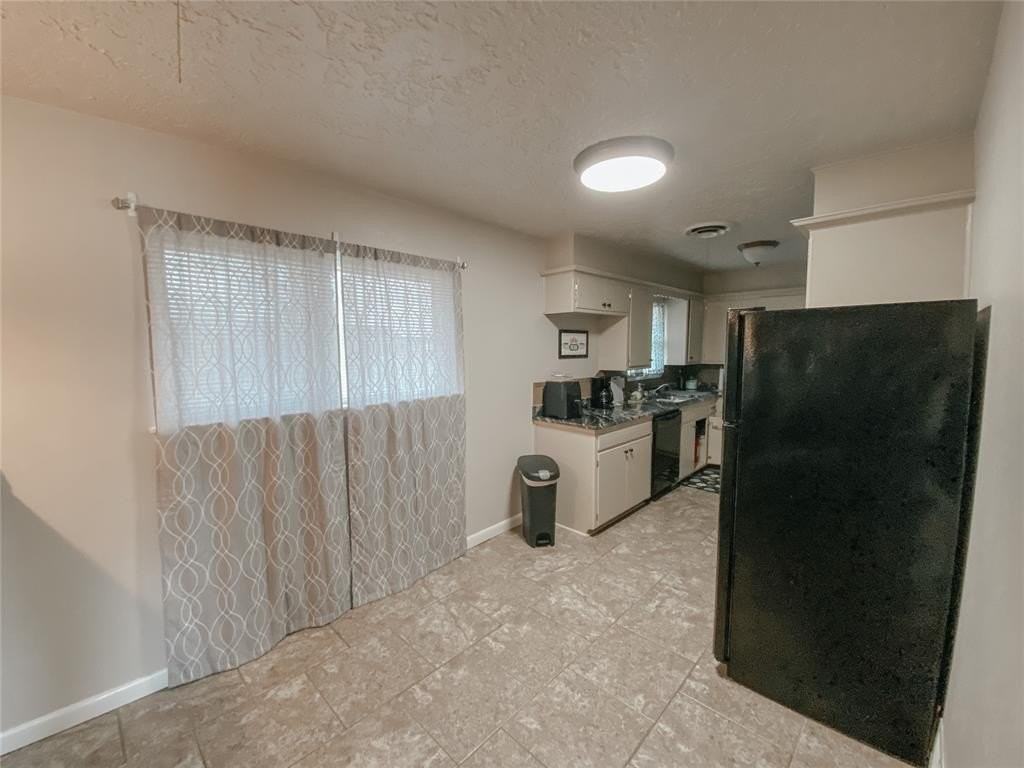 208 Thompson Dr - Photo 4 of 12