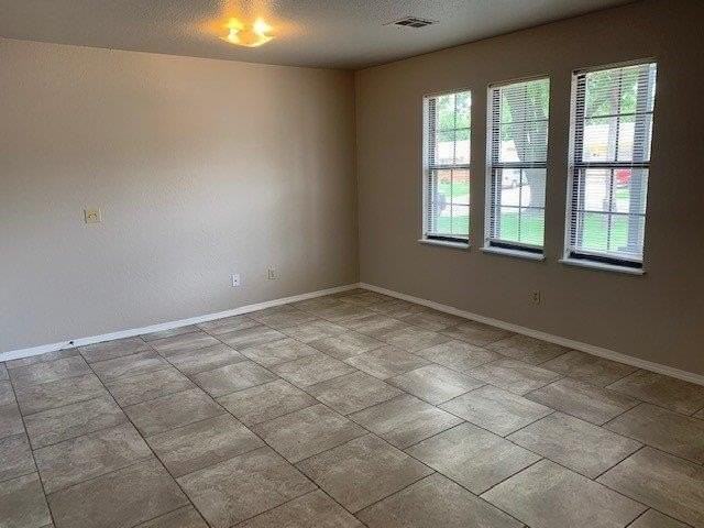 824 Russell Cir - Photo 2 of 12