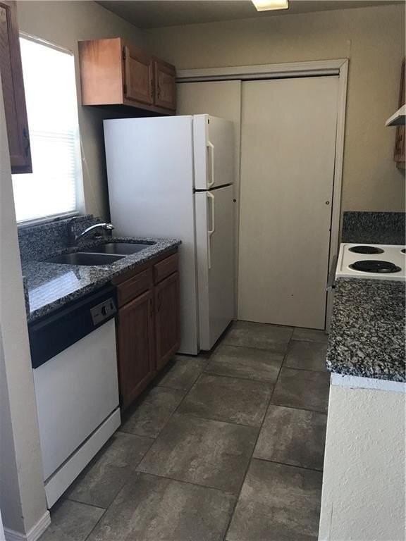 824 Russell Cir - Photo 4 of 12