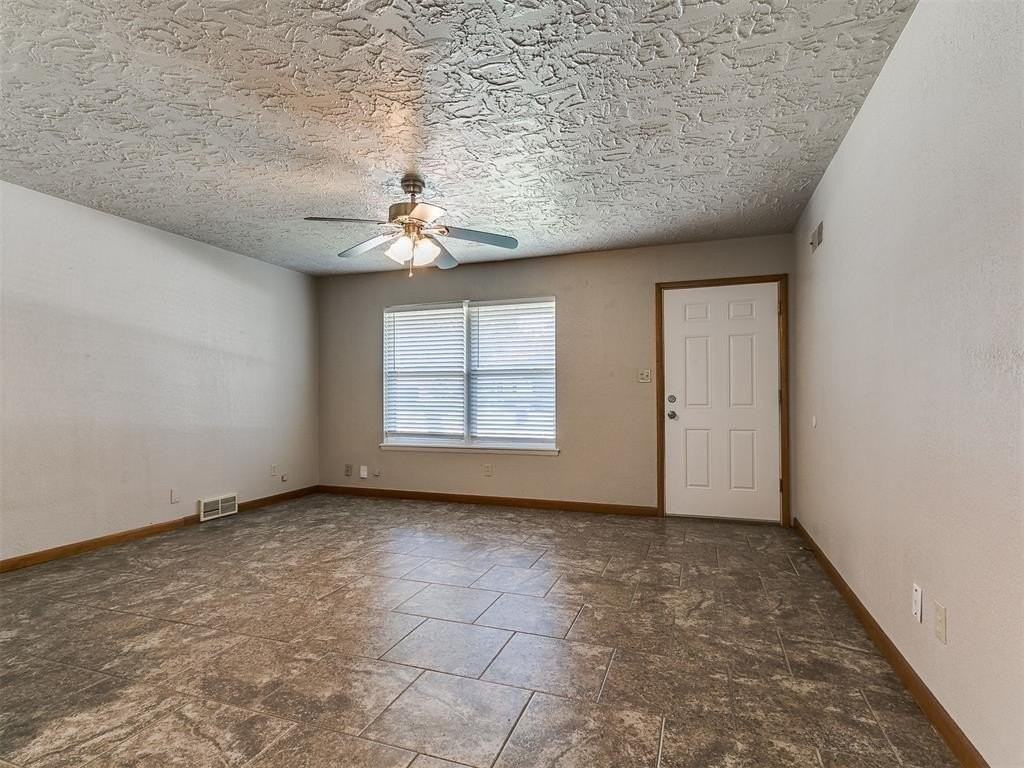 212 S Mercedes Dr - Photo 3 of 21