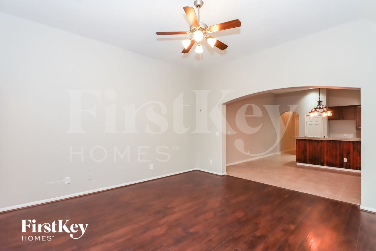 16342 River Wood Ct - Photo 4 of 15