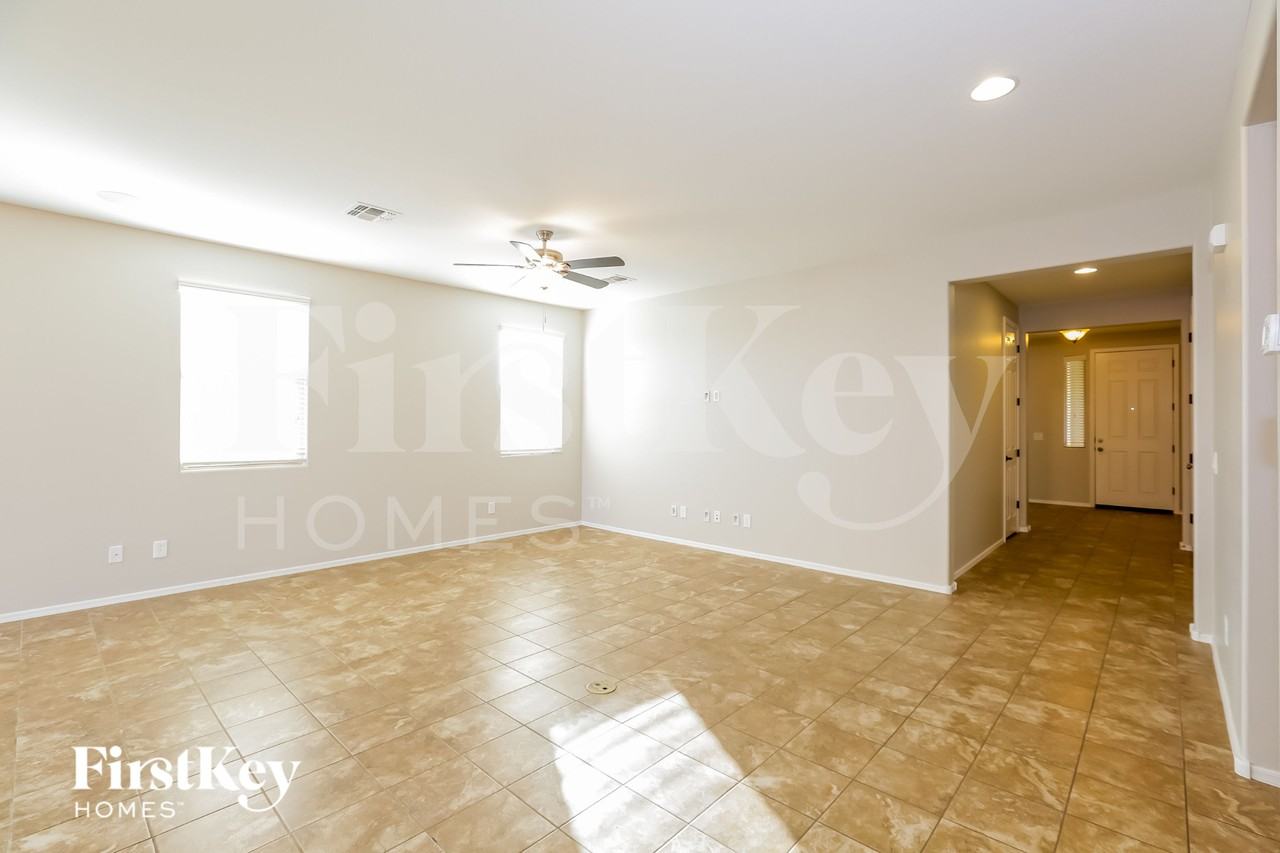 7756 W Glass Ln - Photo 3 of 15