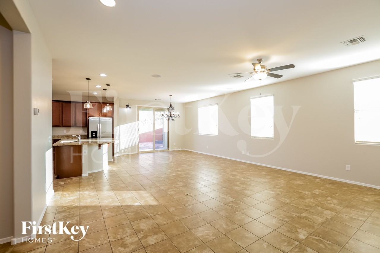 7756 W Glass Ln - Photo 4 of 15