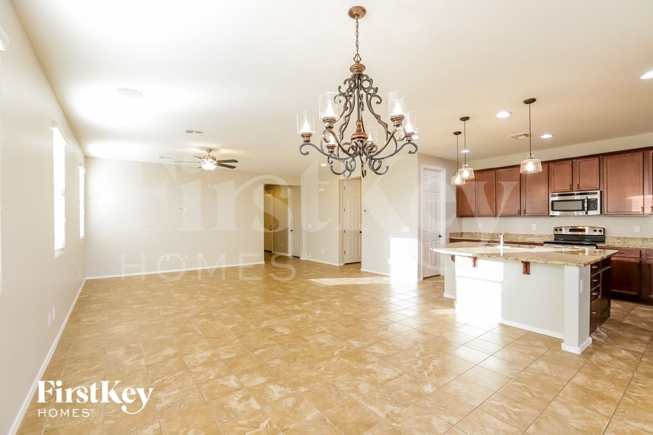 7756 W Glass Ln - Photo 5 of 15