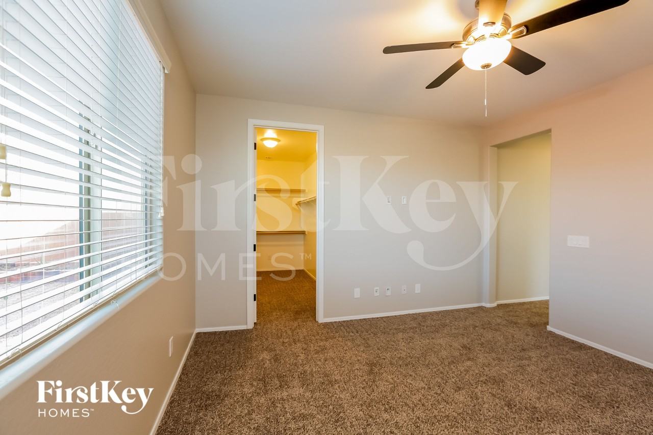 7756 W Glass Ln - Photo 7 of 15