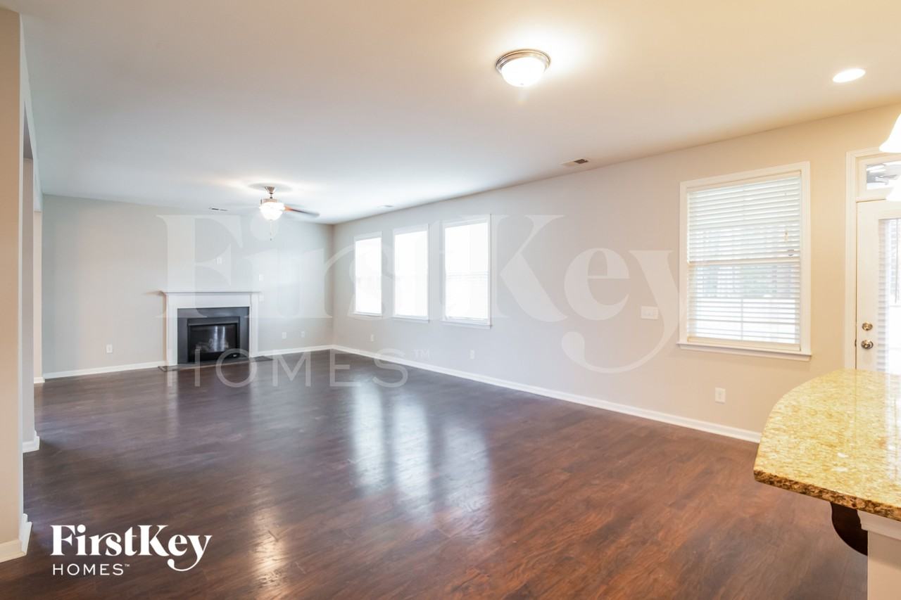 425 Abelia Ln - Photo 3 of 15