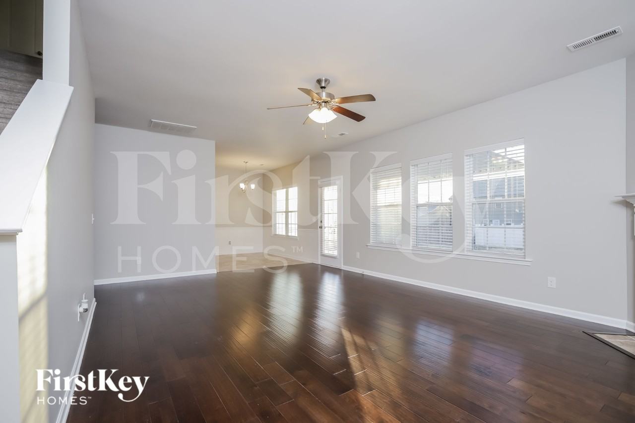 5770 Midstream Cir - Photo 3 of 15