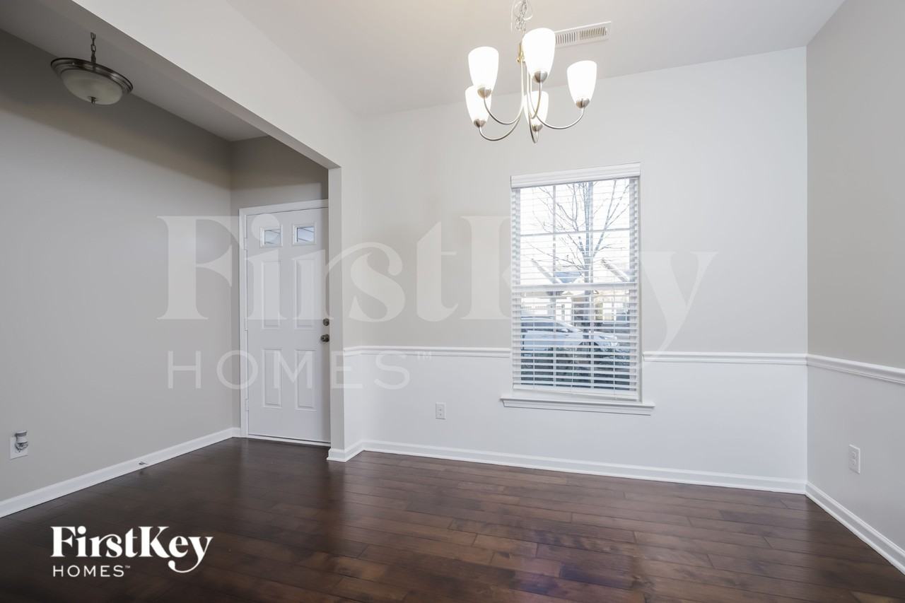 5770 Midstream Cir - Photo 4 of 15