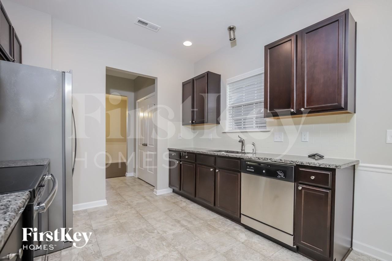 5770 Midstream Cir - Photo 6 of 15