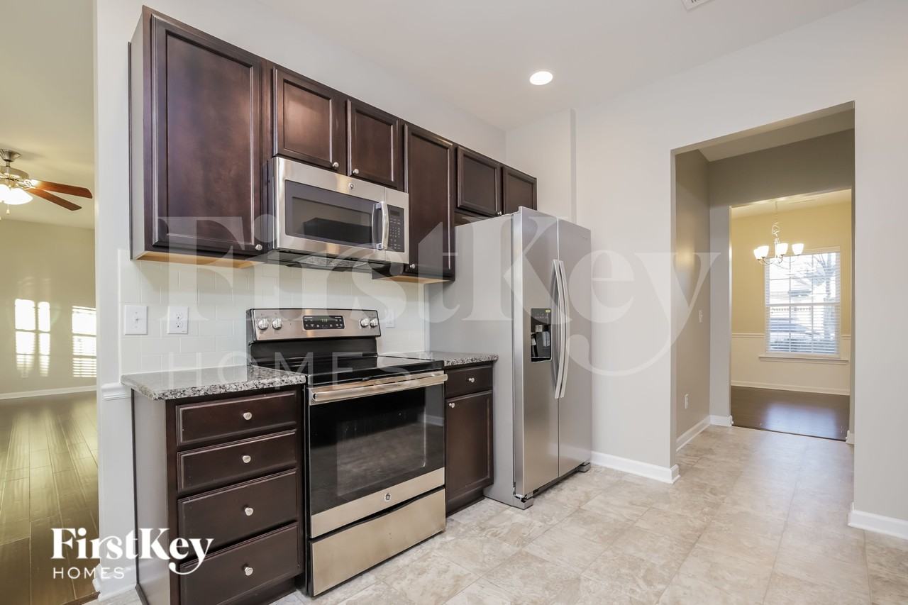 5770 Midstream Cir - Photo 7 of 15