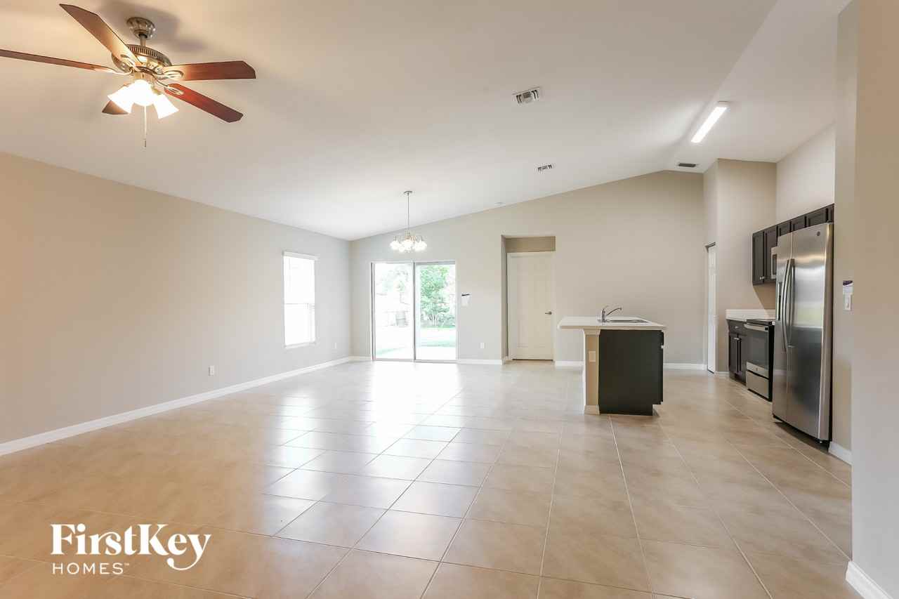 1337 Sw Goodman Ave - Photo 3 of 15