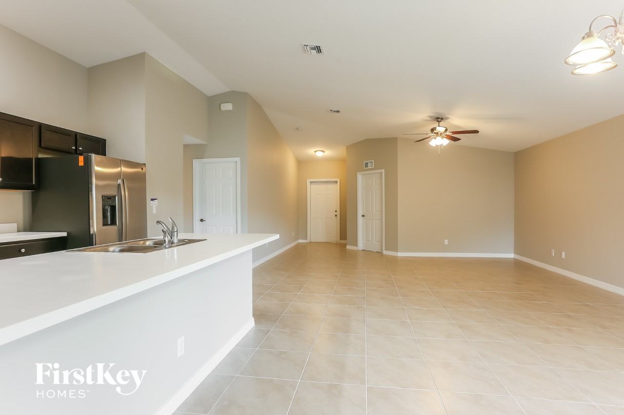 1337 Sw Goodman Ave - Photo 4 of 15