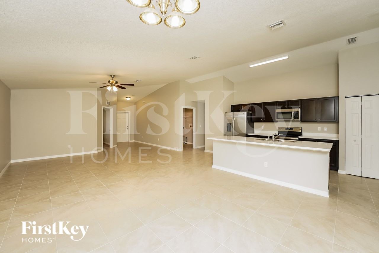 2450 Sw Madiera St - Photo 3 of 15