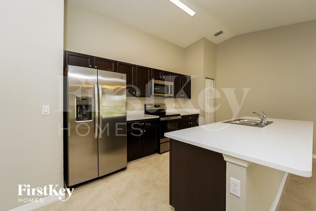 2450 Sw Madiera St - Photo 4 of 15