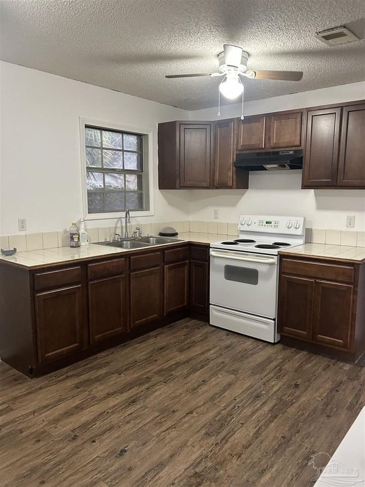 1105 W Strong St - Photo 4 of 12