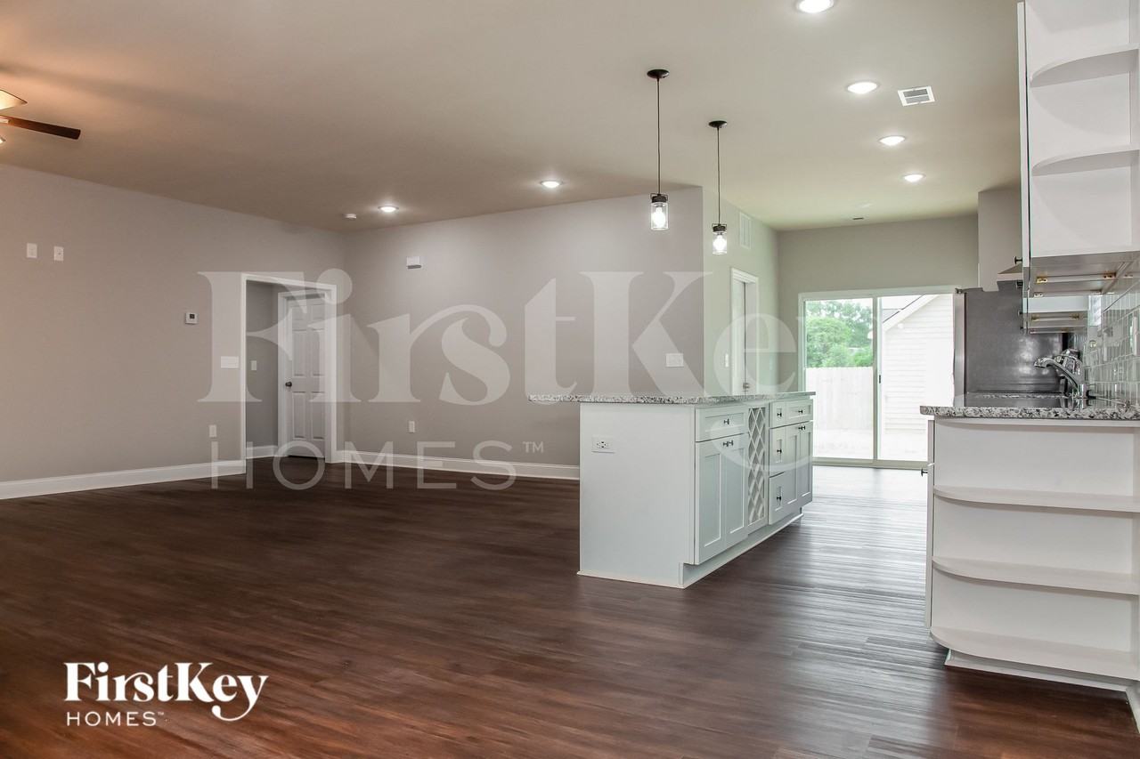 5039 Tuckaseegee Rd - Photo 5 of 15