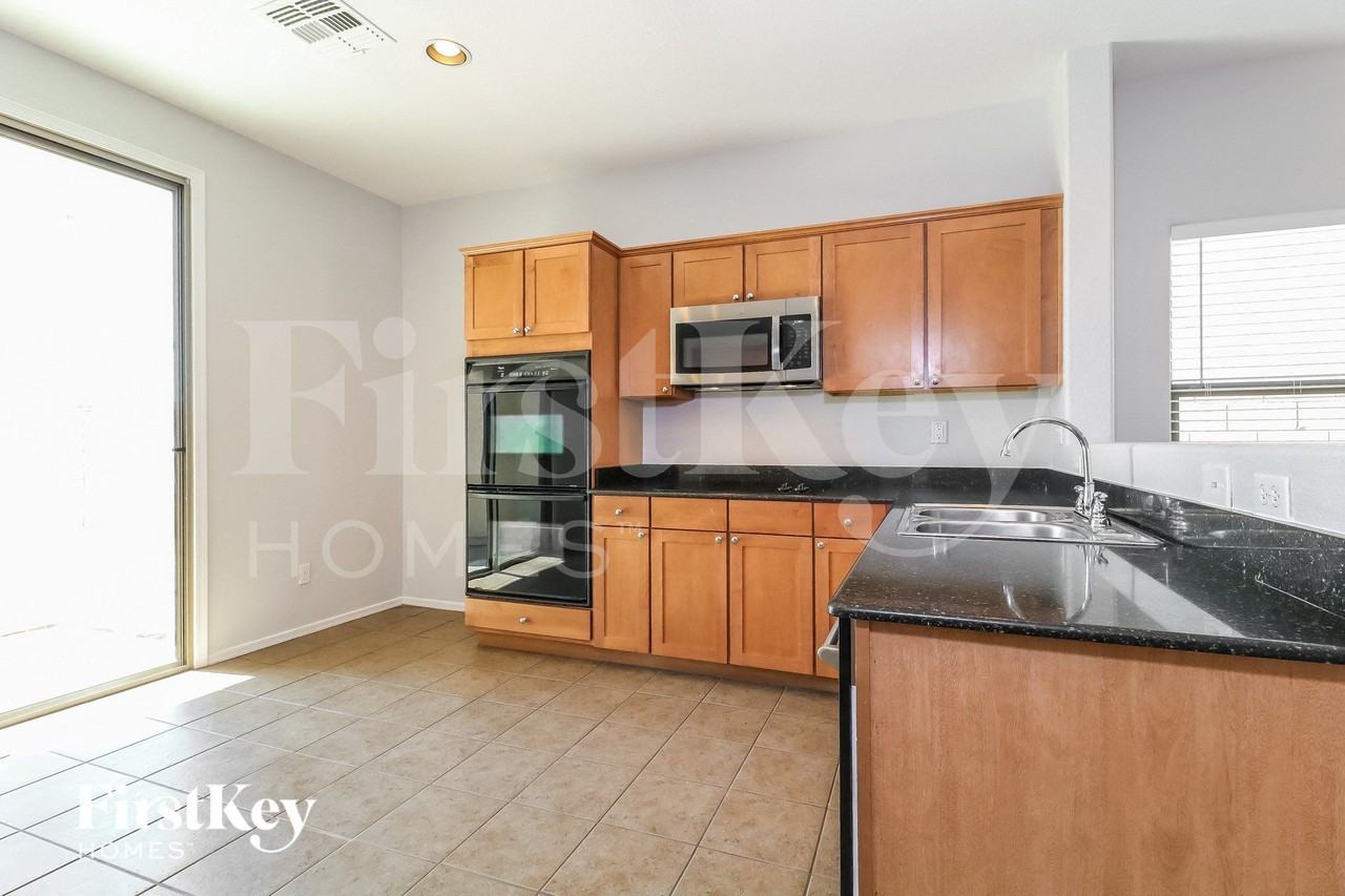 25659 W Burgess Ln - Photo 5 of 15