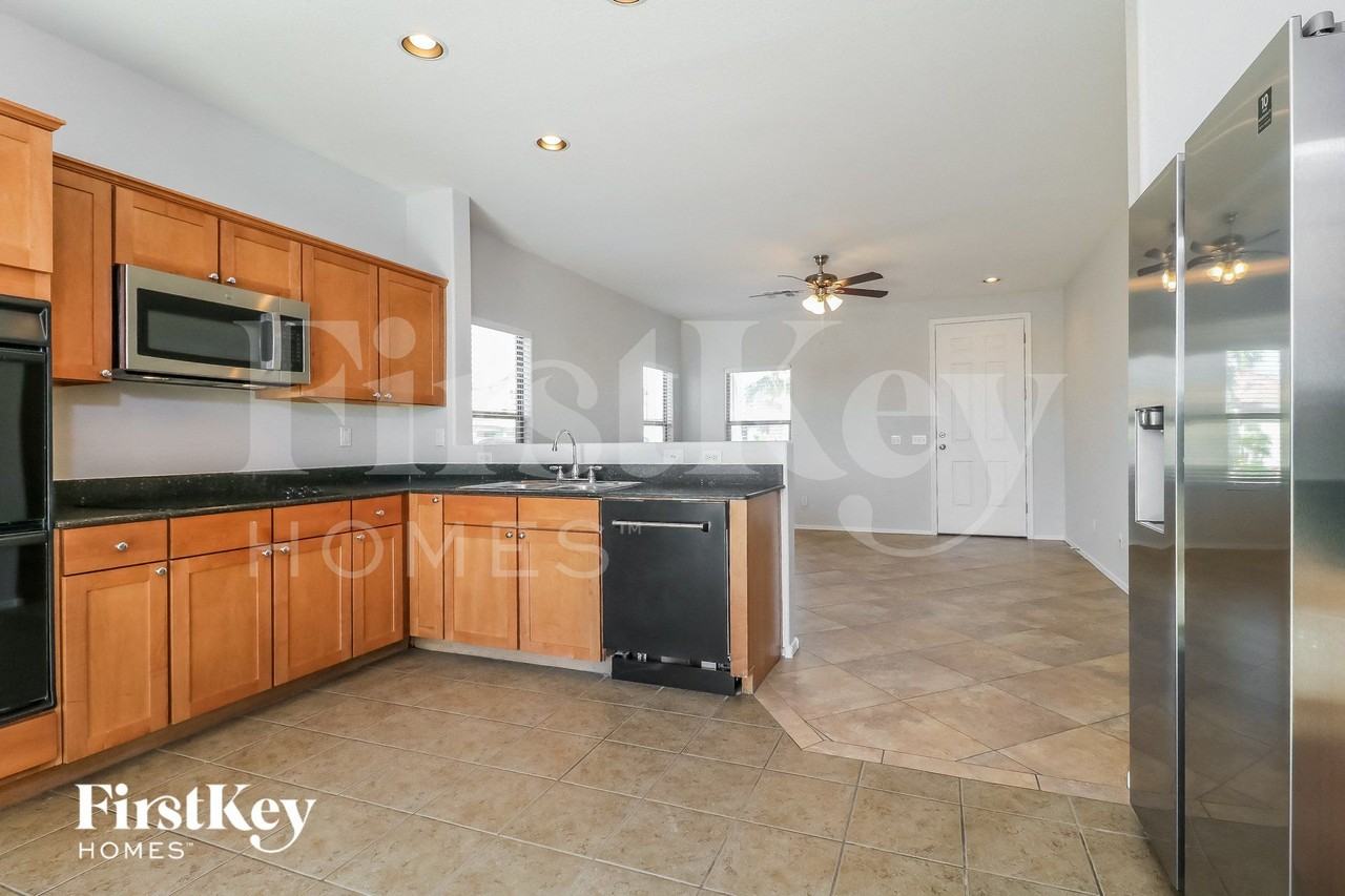 25659 W Burgess Ln - Photo 6 of 15