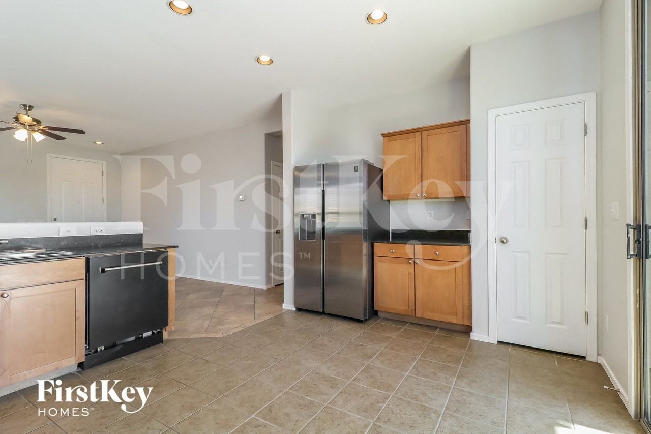 25659 W Burgess Ln - Photo 7 of 15