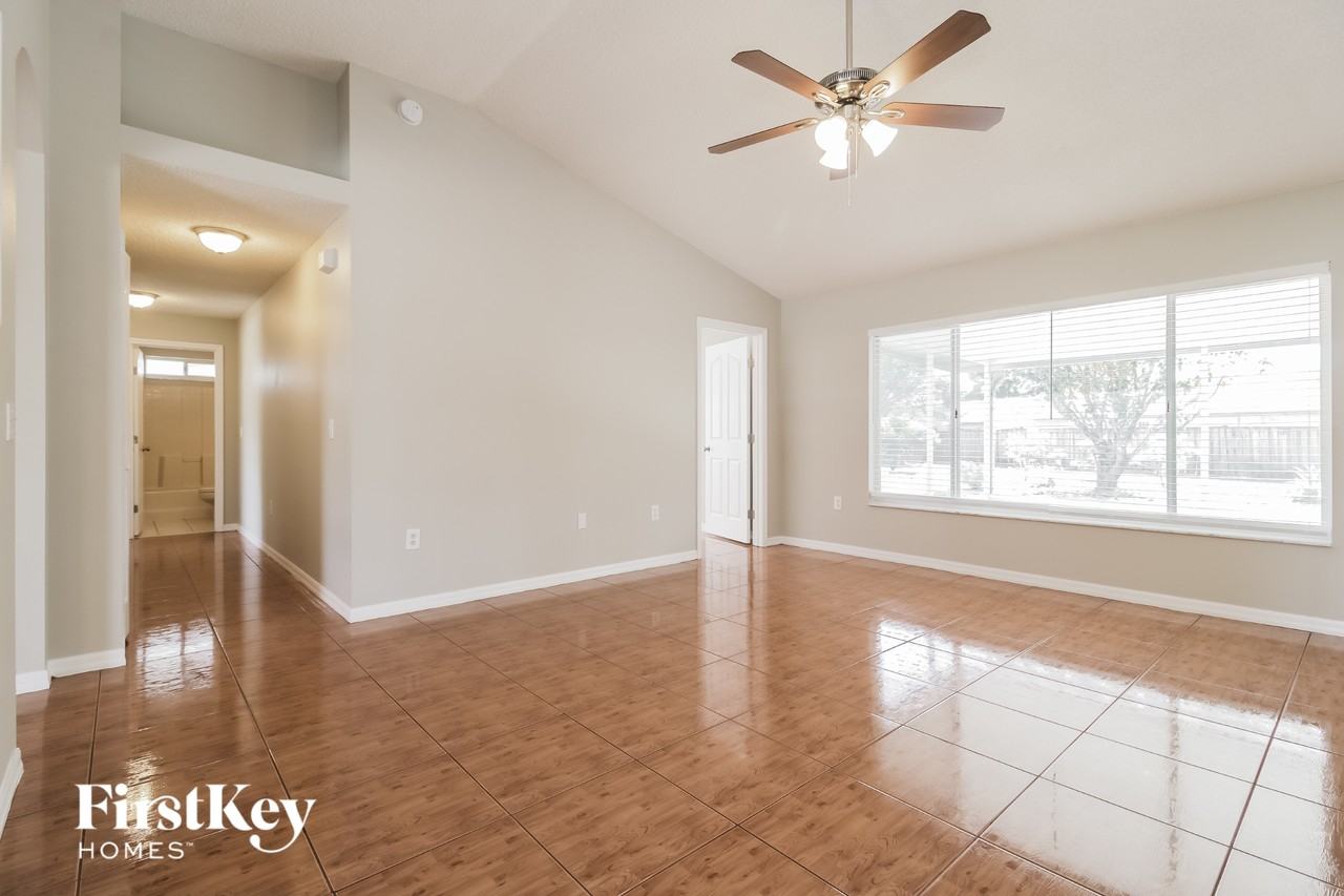 1045 Blue Horizon Dr - Photo 2 of 15