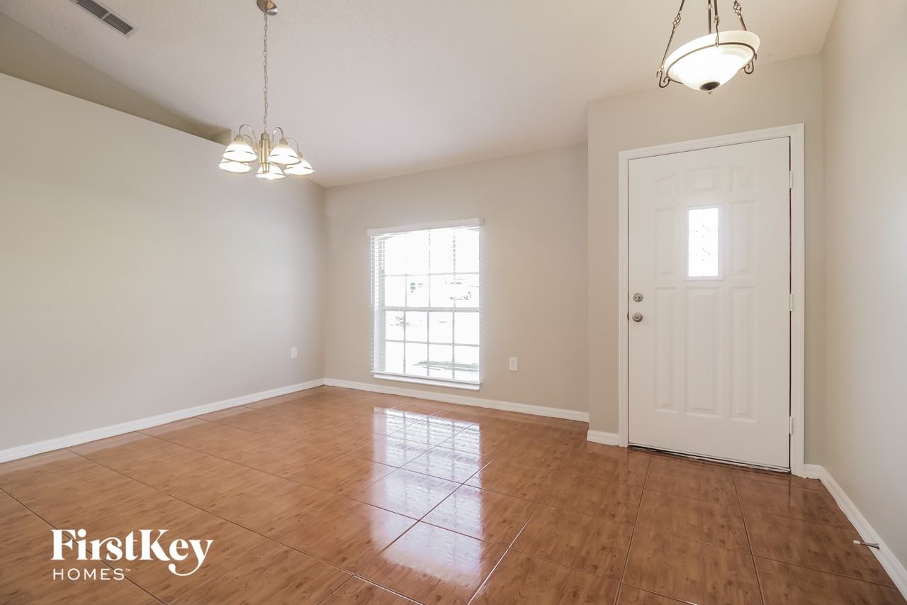 1045 Blue Horizon Dr - Photo 4 of 15