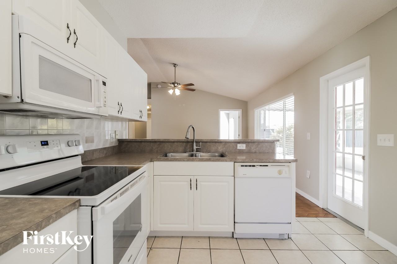 1045 Blue Horizon Dr - Photo 7 of 15