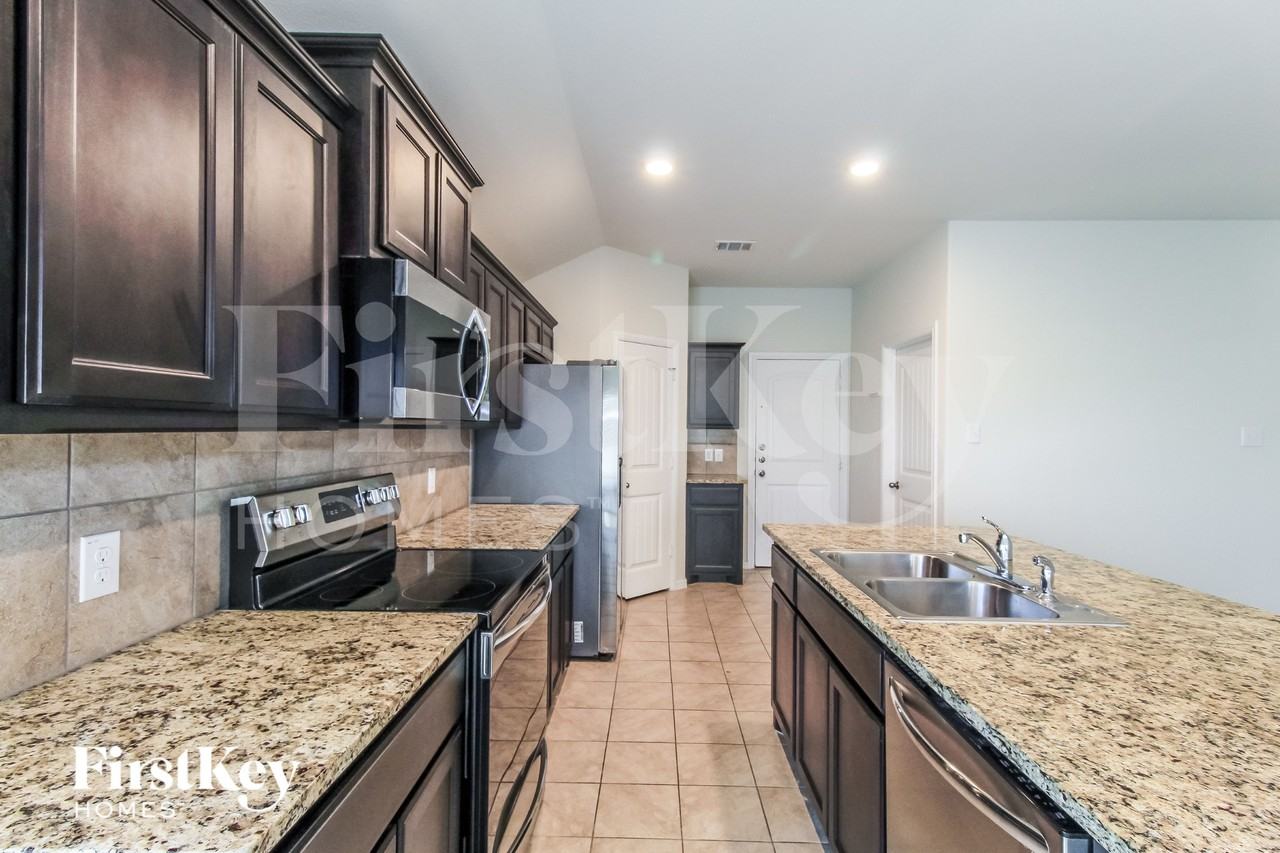 721 Watson Way - Photo 6 of 16