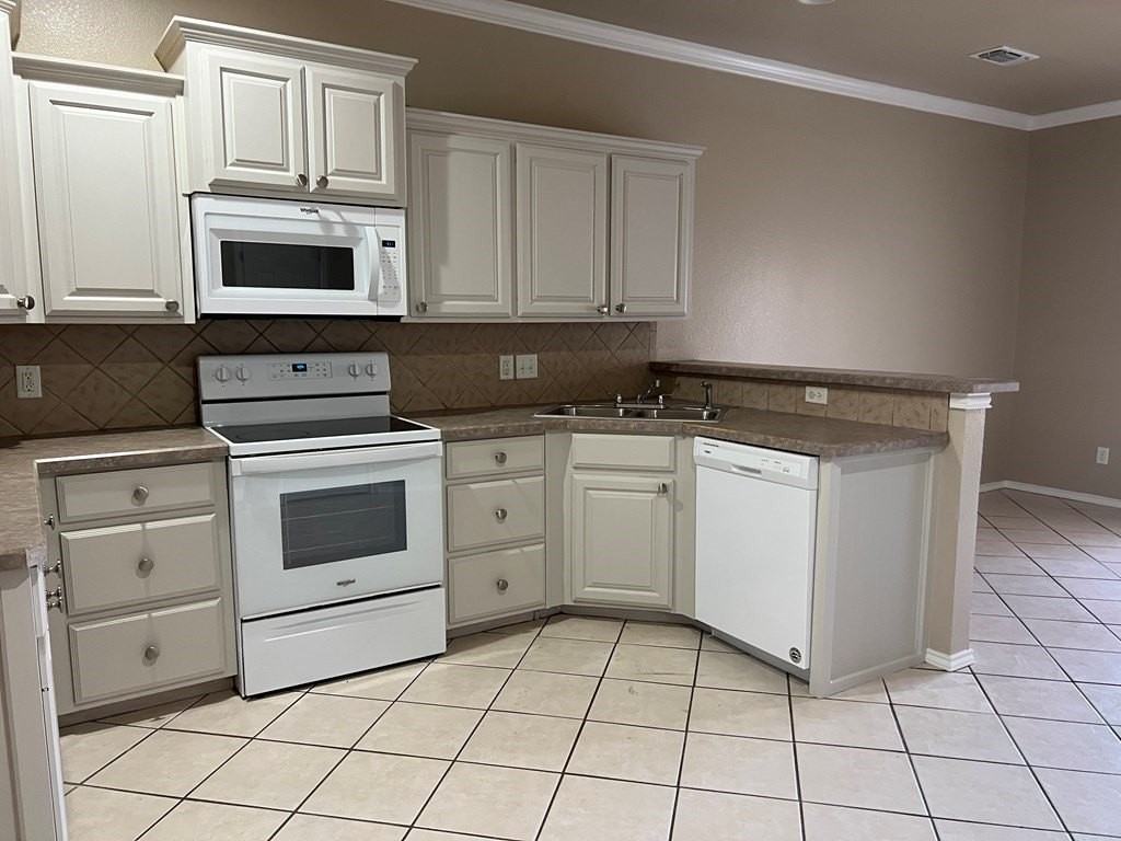 4600 Lanham St - Photo 3 of 10