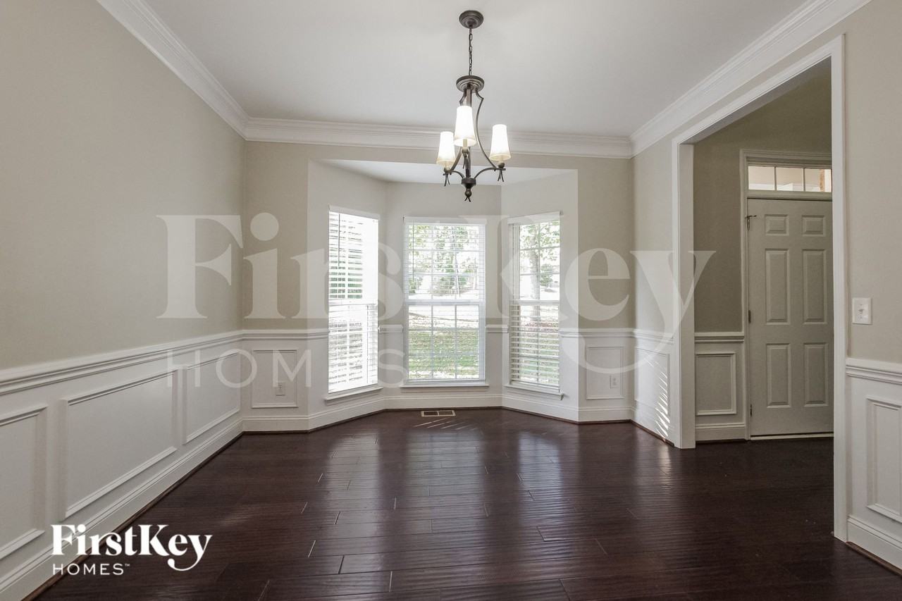 406 Sardis Rd N - Photo 5 of 16